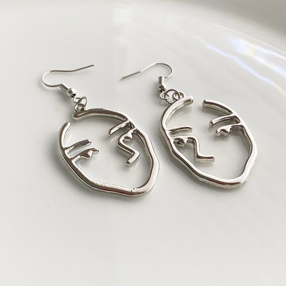NEW Human Face Earrings in Silver color - Picture 4 of 5
